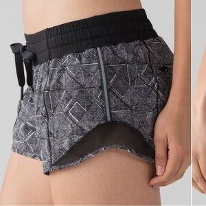 Lululemon Hotty Hot Short (2.5" )
Formation Alpine White Black / Black